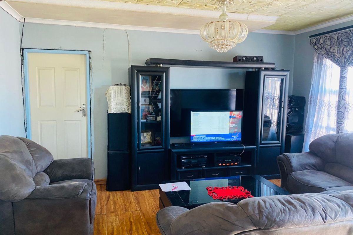 Charming 3-Bedroom Home with Massive Growth Potential – Dennemere - Photo 5