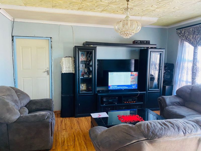 Charming 3-Bedroom Home with Massive Growth Potential – Dennemere - Photo 5