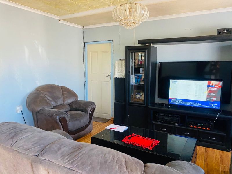 Charming 3-Bedroom Home with Massive Growth Potential – Dennemere - Photo 6