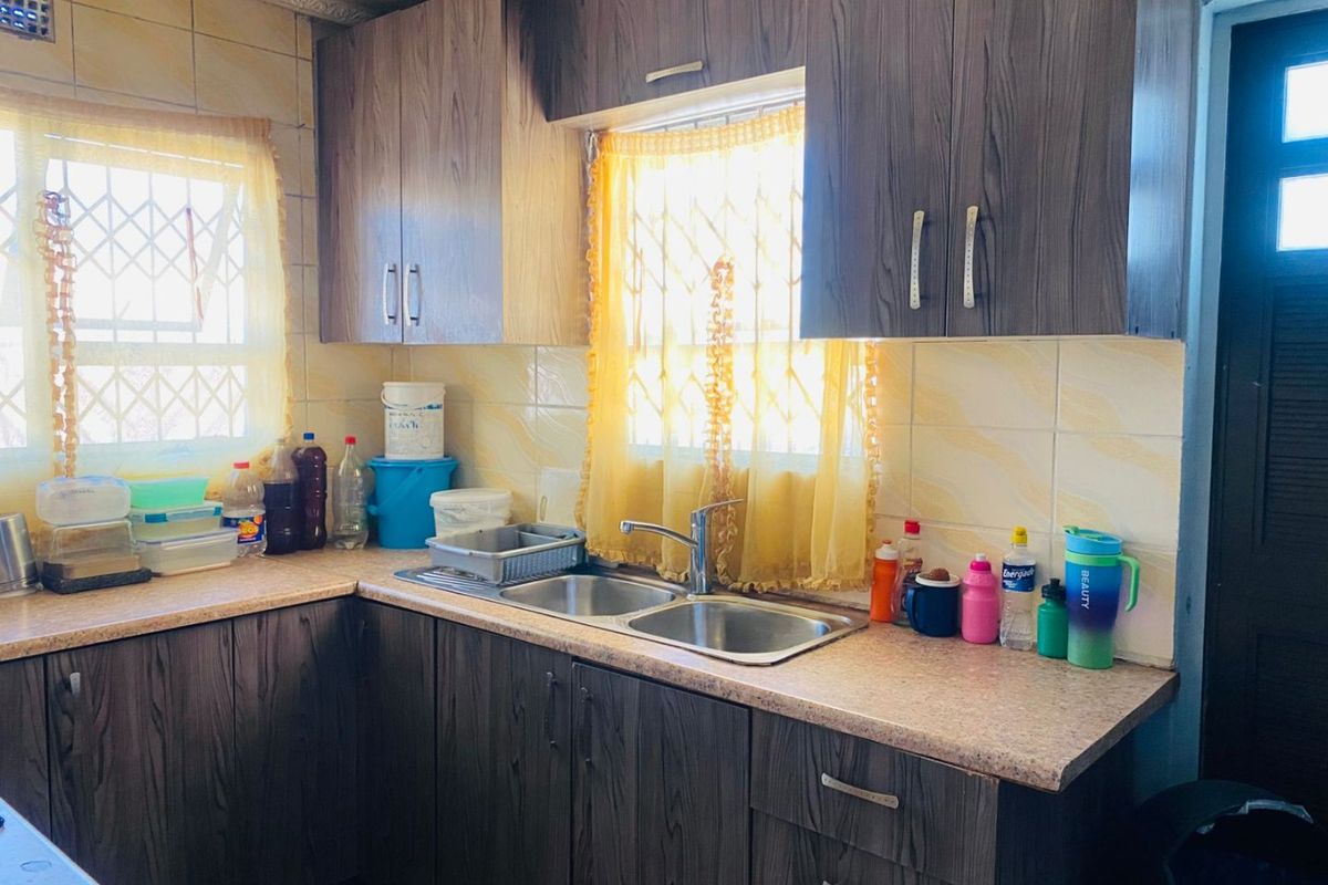 Charming 3-Bedroom Home with Massive Growth Potential – Dennemere - Photo 3