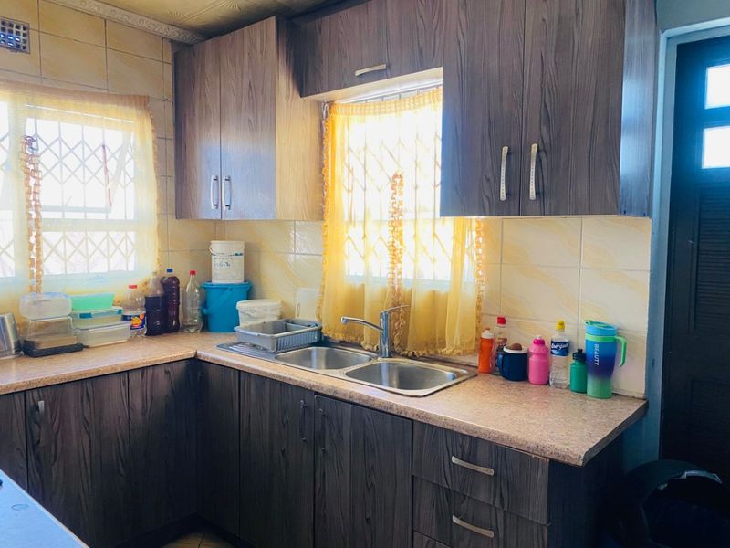 Charming 3-Bedroom Home with Massive Growth Potential – Dennemere - Photo 3