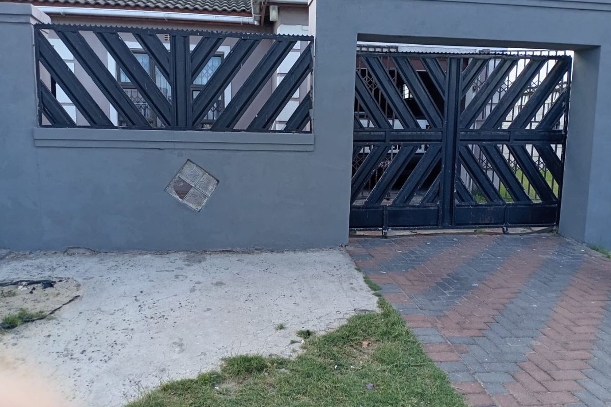 Charming 3-Bedroom Home with Massive Growth Potential – Dennemere - Photo 2