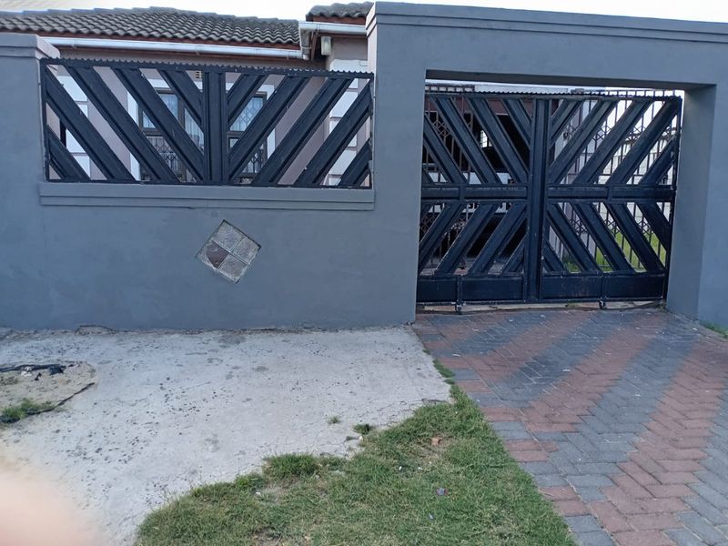 Charming 3-Bedroom Home with Massive Growth Potential – Dennemere - Photo 2