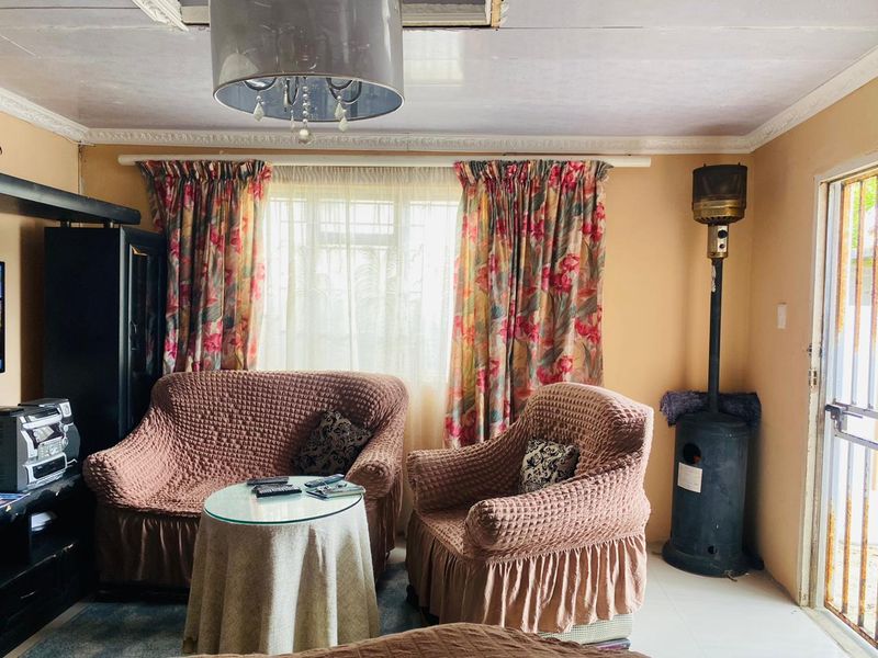 3-Bedroom Family Home for Sale in Khayelitsha, Harare - Photo 3