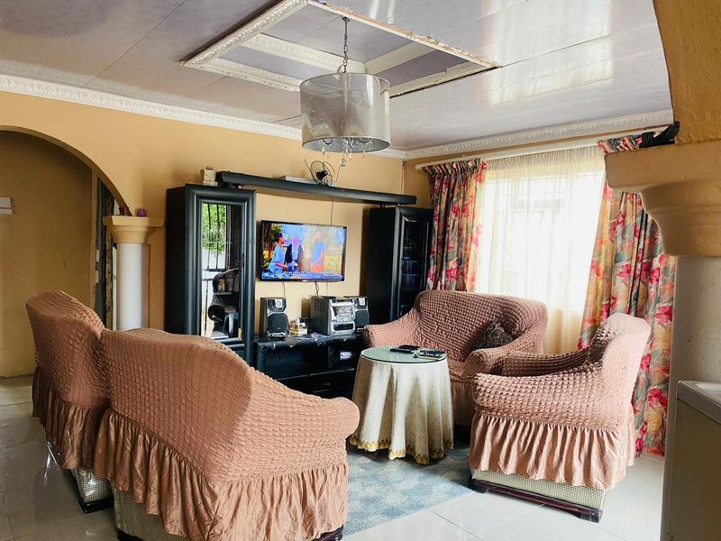 3-Bedroom Family Home for Sale in Khayelitsha, Harare - Photo 2