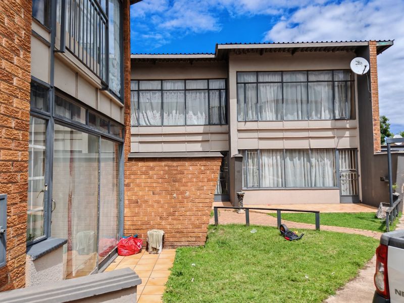 Block of flats in Kempton Park - Photo 1