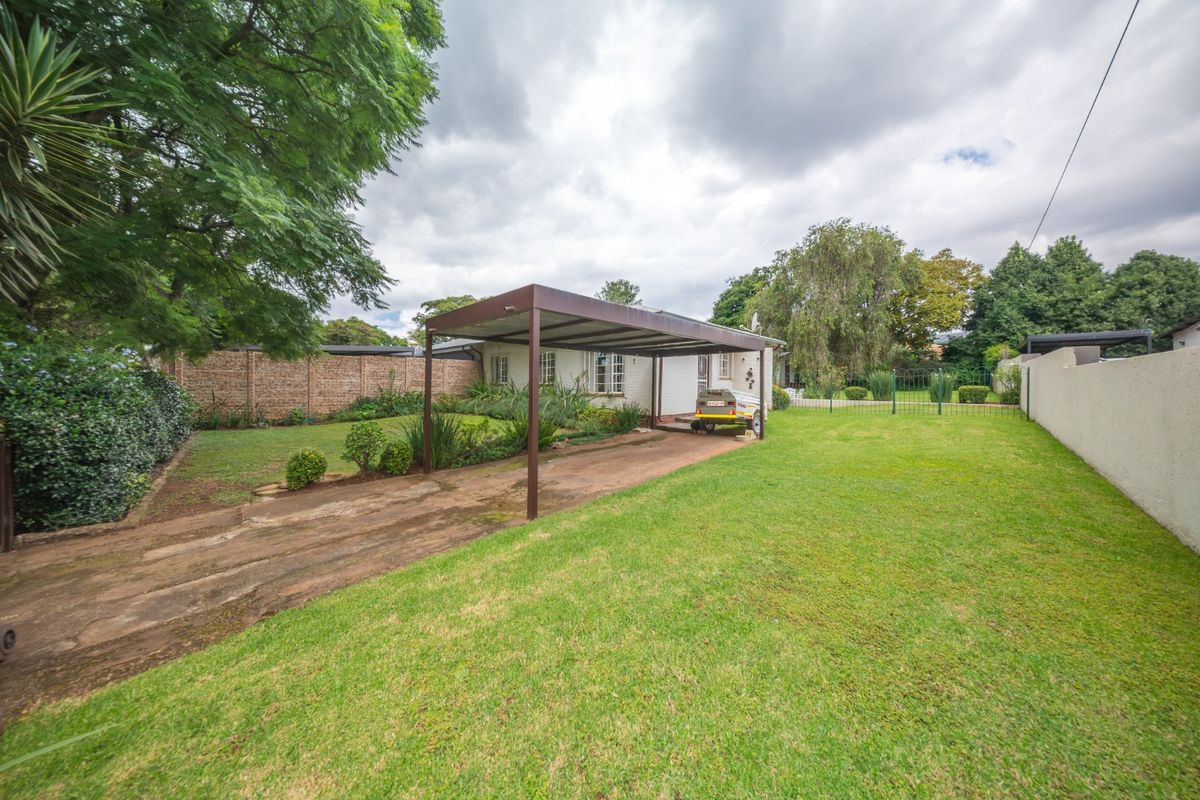 Original Lakeside Semi in lovely garden - Photo 2