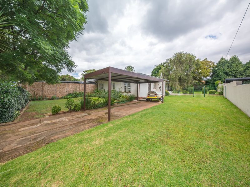 Original Lakeside Semi in lovely garden - Photo 2