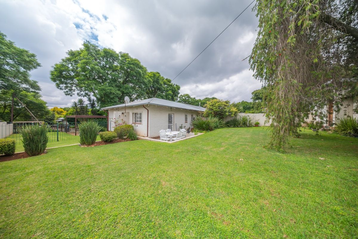 Original Lakeside Semi in lovely garden - Photo 3