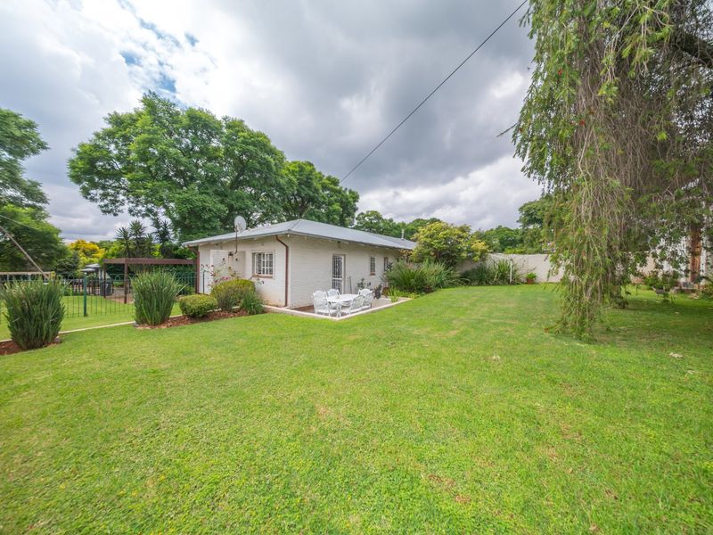 Original Lakeside Semi in lovely garden - Photo 3