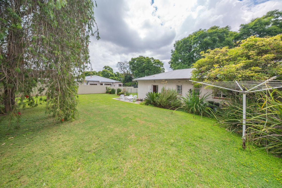 Original Lakeside Semi in lovely garden - Photo 4