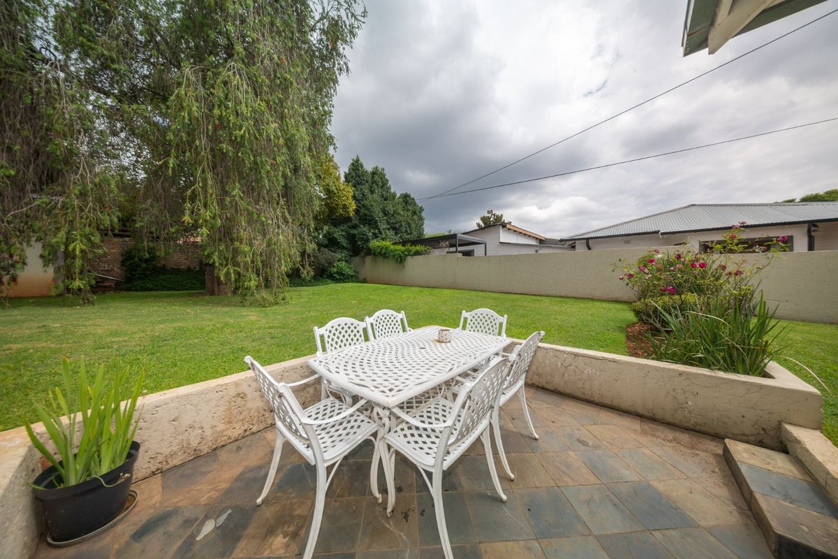 Original Lakeside Semi in lovely garden - Photo 5