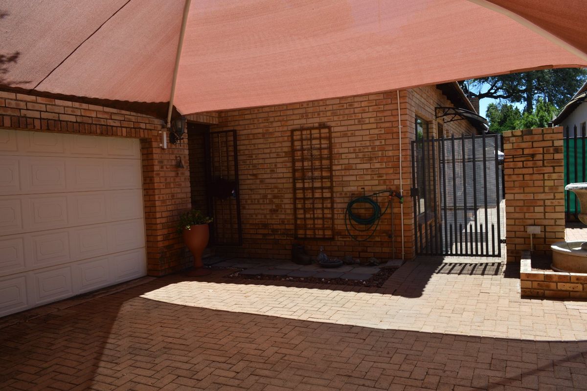Exclusive Three-Bedroom Full Title Townhouse in a Private Three-Unit Complex. With extra income potential. Sole and exclusive mandate - Photo 2