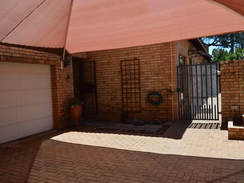 Exclusive Three-Bedroom Full Title Townhouse in a Private Three-Unit Complex. With extra income potential. Sole and exclusive mandate - Photo 2