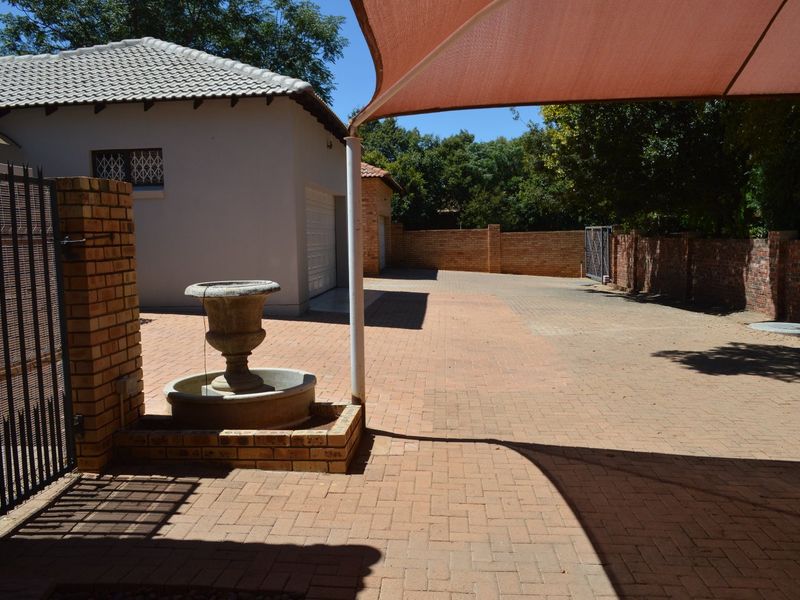 Exclusive Three-Bedroom Full Title Townhouse in a Private Three-Unit Complex. With extra income potential. Sole and exclusive mandate - Photo 7