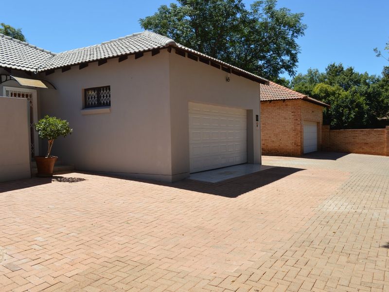 Exclusive Three-Bedroom Full Title Townhouse in a Private Three-Unit Complex. With extra income potential. Sole and exclusive mandate - Photo 6