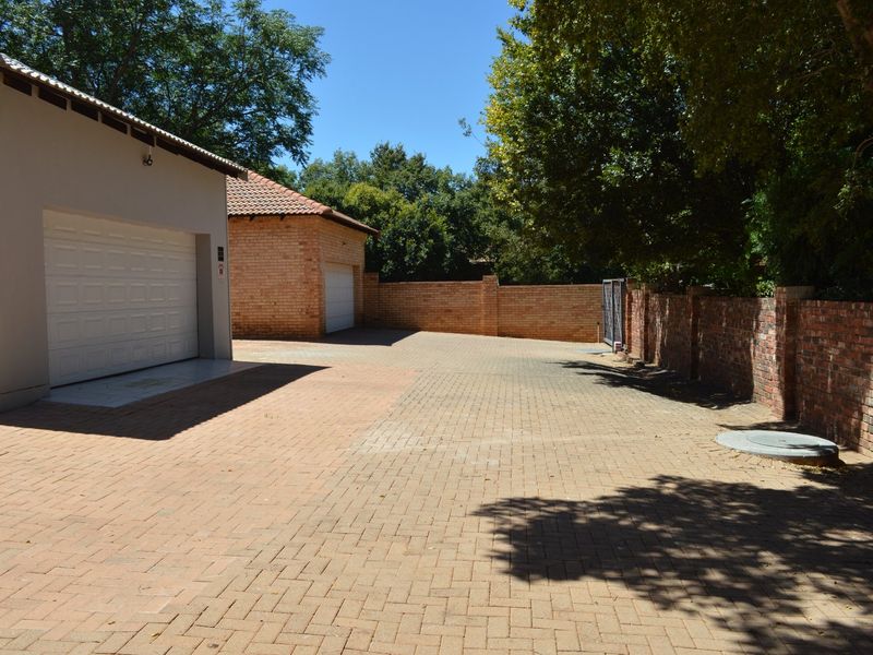 Exclusive Three-Bedroom Full Title Townhouse in a Private Three-Unit Complex. With extra income potential. Sole and exclusive mandate - Photo 5