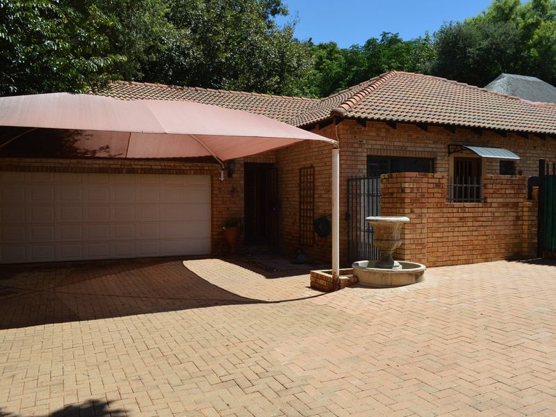 Exclusive Three-Bedroom Full Title Townhouse in a Private Three-Unit Complex. With extra income potential. Sole and exclusive mandate - Photo 4