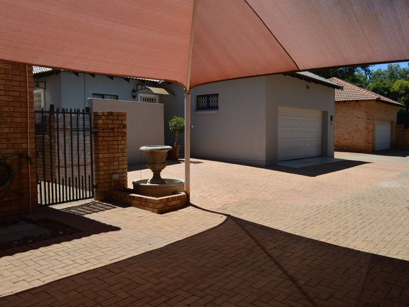 Exclusive Three-Bedroom Full Title Townhouse in a Private Three-Unit Complex. With extra income potential. Sole and exclusive mandate - Photo 3