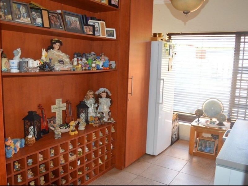 Exclusive Three-Bedroom Full Title Townhouse in a Private Three-Unit Complex. With extra income potential. Sole and exclusive mandate - Photo 10