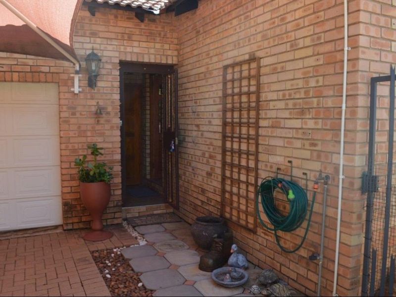 Exclusive Three-Bedroom Full Title Townhouse in a Private Three-Unit Complex. With extra income potential. Sole and exclusive mandate - Photo 9