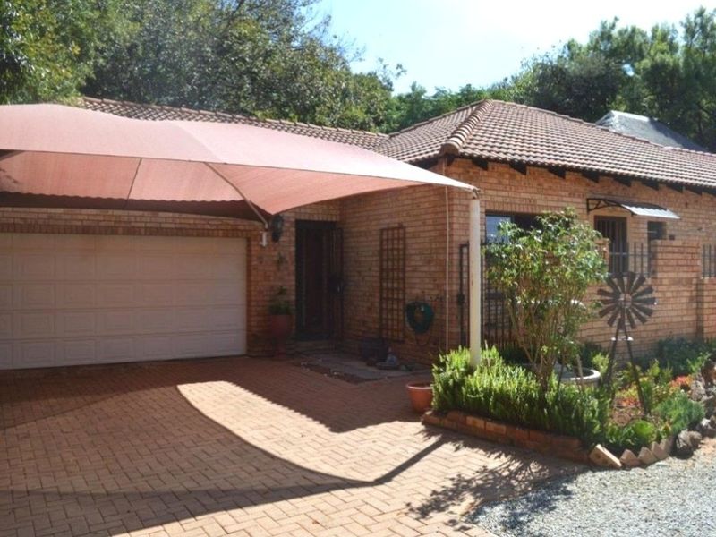 Exclusive Three-Bedroom Full Title Townhouse in a Private Three-Unit Complex. With extra income potential. Sole and exclusive mandate - Photo 8