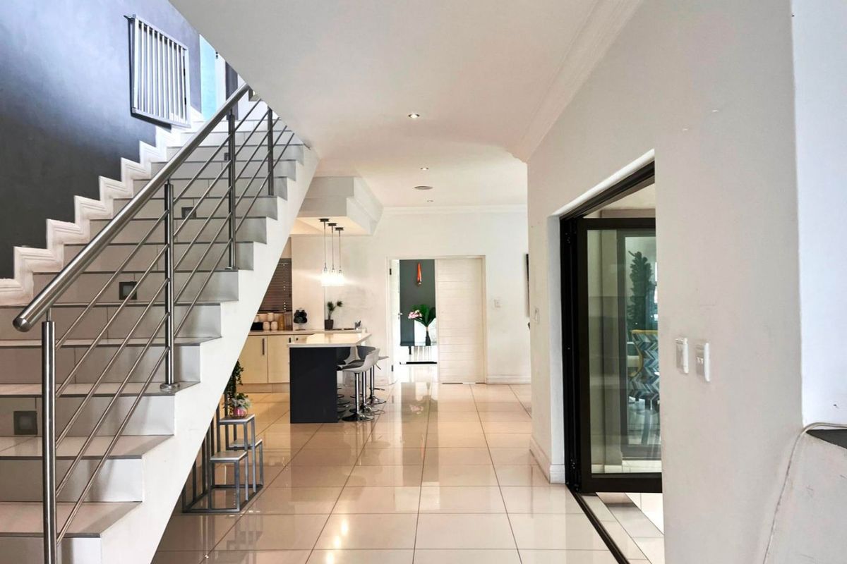 Elegant 3-Bedroom Home in Blue Valley Golf Estate - Photo 2