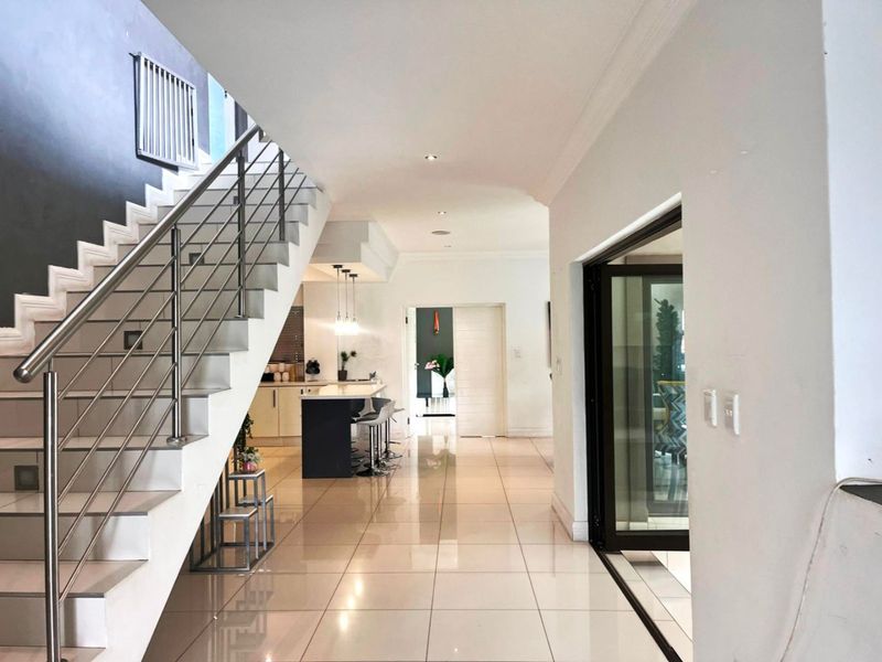 Elegant 3-Bedroom Home in Blue Valley Golf Estate - Photo 2