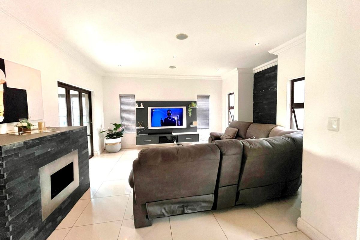 Elegant 3-Bedroom Home in Blue Valley Golf Estate - Photo 4