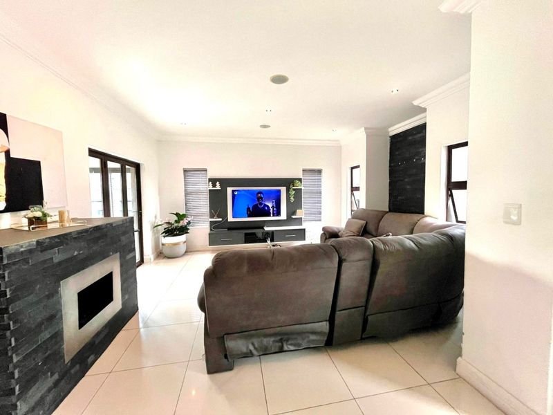 Elegant 3-Bedroom Home in Blue Valley Golf Estate - Photo 4