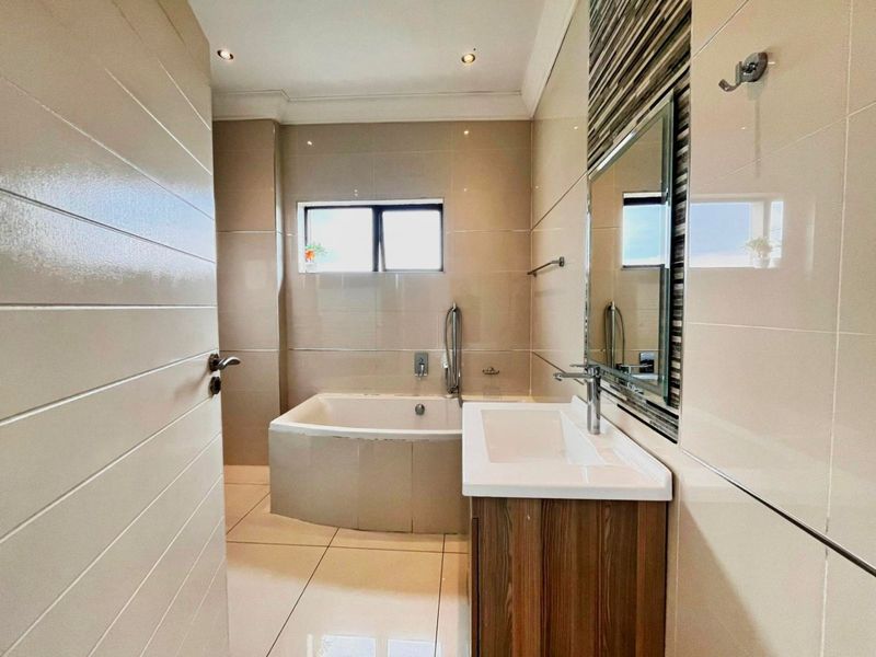 Elegant 3-Bedroom Home in Blue Valley Golf Estate - Photo 8