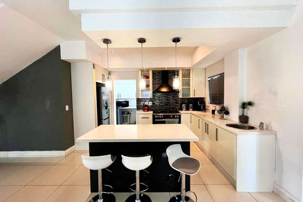 Elegant 3-Bedroom Home in Blue Valley Golf Estate - Photo 5