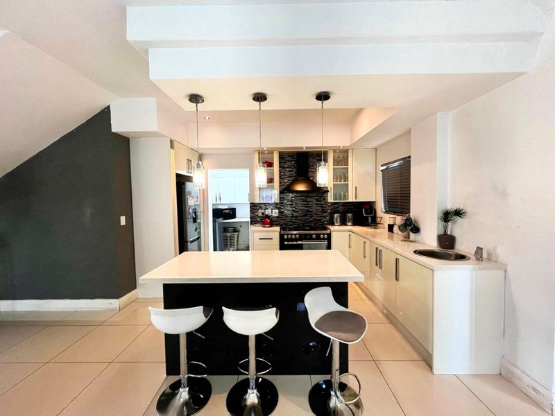 Elegant 3-Bedroom Home in Blue Valley Golf Estate - Photo 5