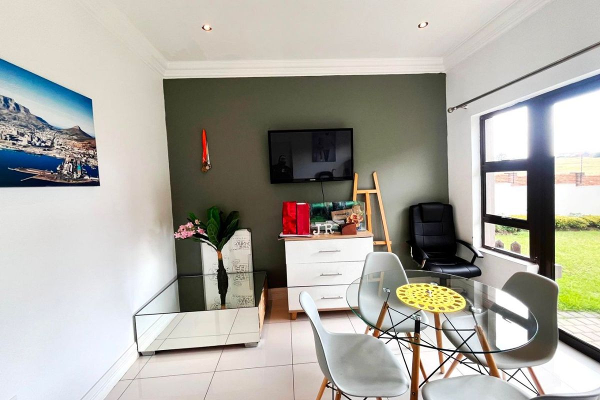 Elegant 3-Bedroom Home in Blue Valley Golf Estate - Photo 3