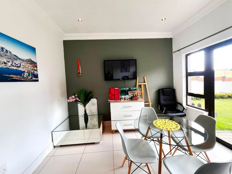 Elegant 3-Bedroom Home in Blue Valley Golf Estate - Photo 3