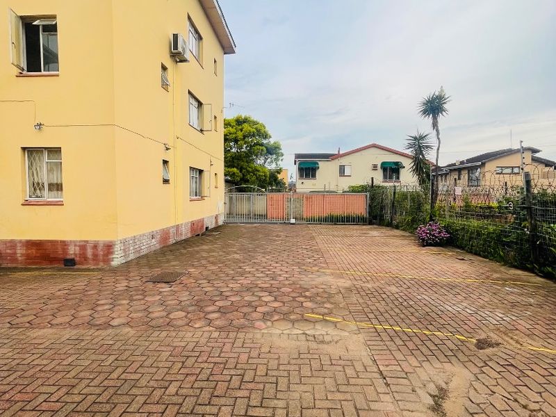 One and half bedroom flat in Glenwood - Photo 2