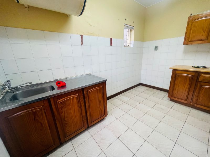 One and half bedroom flat in Glenwood - Photo 7