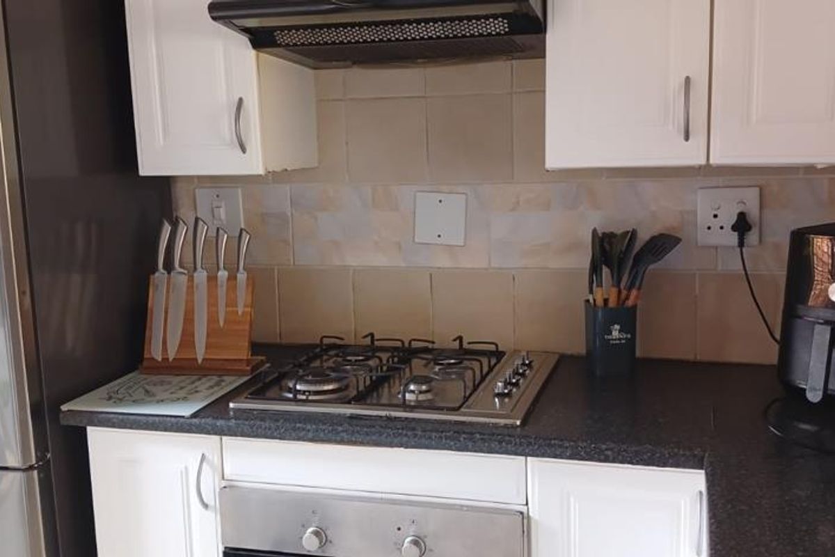 Charming 2-Bedroom Townhouse in a Convenient Family-Friendly Location - Photo 2