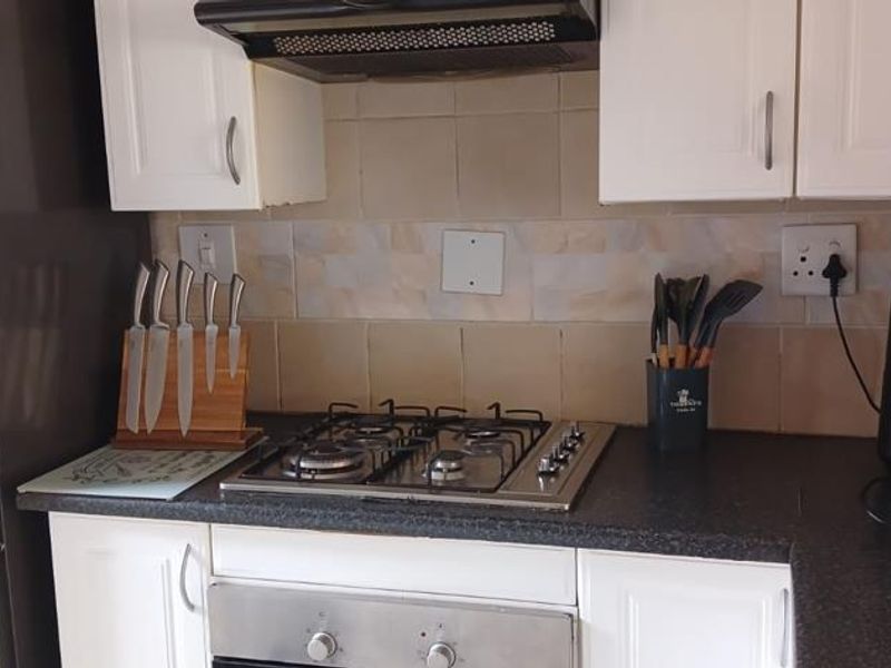 Charming 2-Bedroom Townhouse in a Convenient Family-Friendly Location - Photo 2