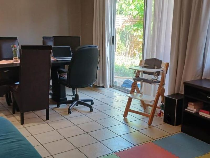 Charming 2-Bedroom Townhouse in a Convenient Family-Friendly Location - Photo 6