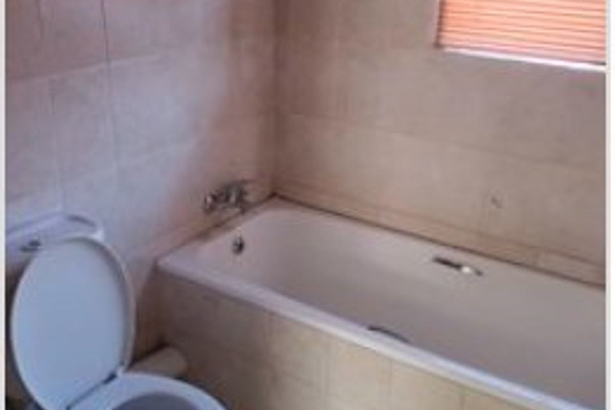 Charming 2-Bedroom Townhouse in a Convenient Family-Friendly Location - Photo 4