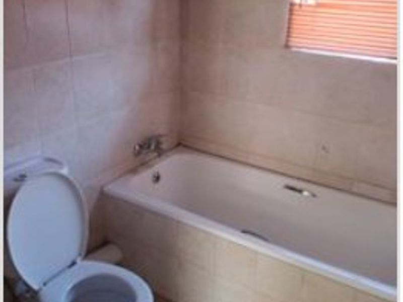 Charming 2-Bedroom Townhouse in a Convenient Family-Friendly Location - Photo 4