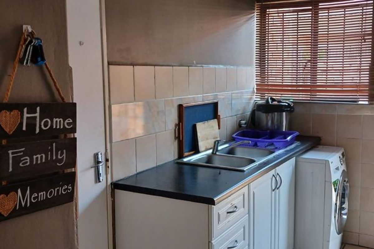 Charming 2-Bedroom Townhouse in a Convenient Family-Friendly Location - Photo 3