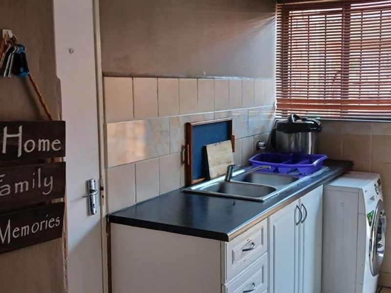 Charming 2-Bedroom Townhouse in a Convenient Family-Friendly Location - Photo 3