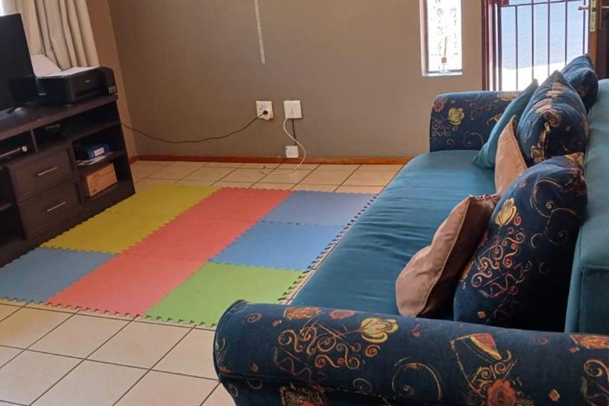 Charming 2-Bedroom Townhouse in a Convenient Family-Friendly Location - Photo 5