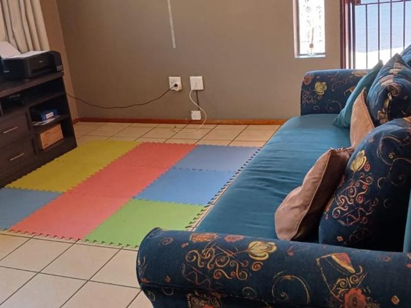 Charming 2-Bedroom Townhouse in a Convenient Family-Friendly Location - Photo 5