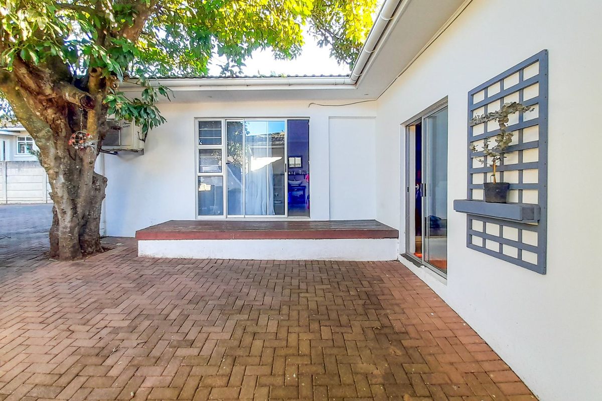 Privacy, Paving & Poolside Perks — Just Minutes from the River Mouth / Seaside  in Beacon Bay - Photo 2