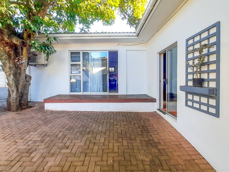 Privacy, Paving & Poolside Perks — Just Minutes from the River Mouth / Seaside  in Beacon Bay - Photo 2