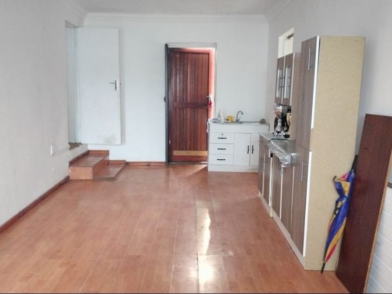 One Bedroom separate entrance - Photo 2