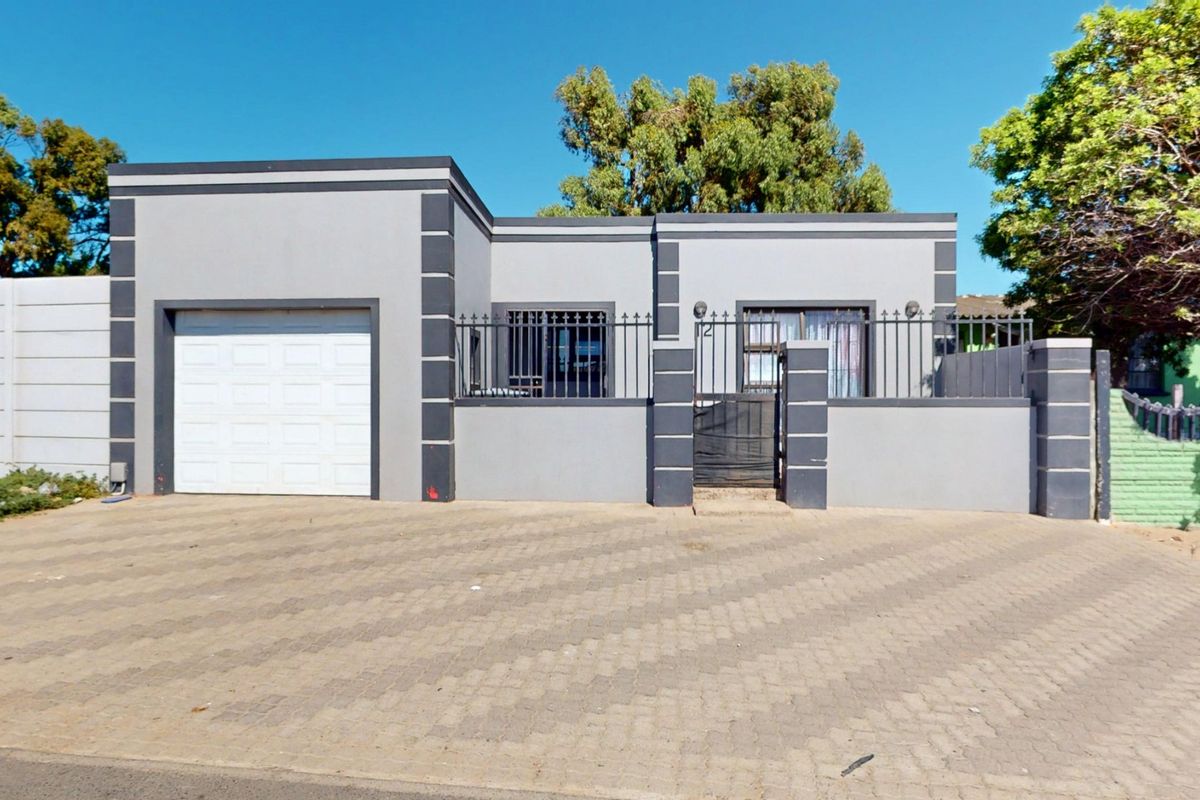 Move-In Ready Family Home with Pool, Modern Finishes & Secure Parking - Photo 3
